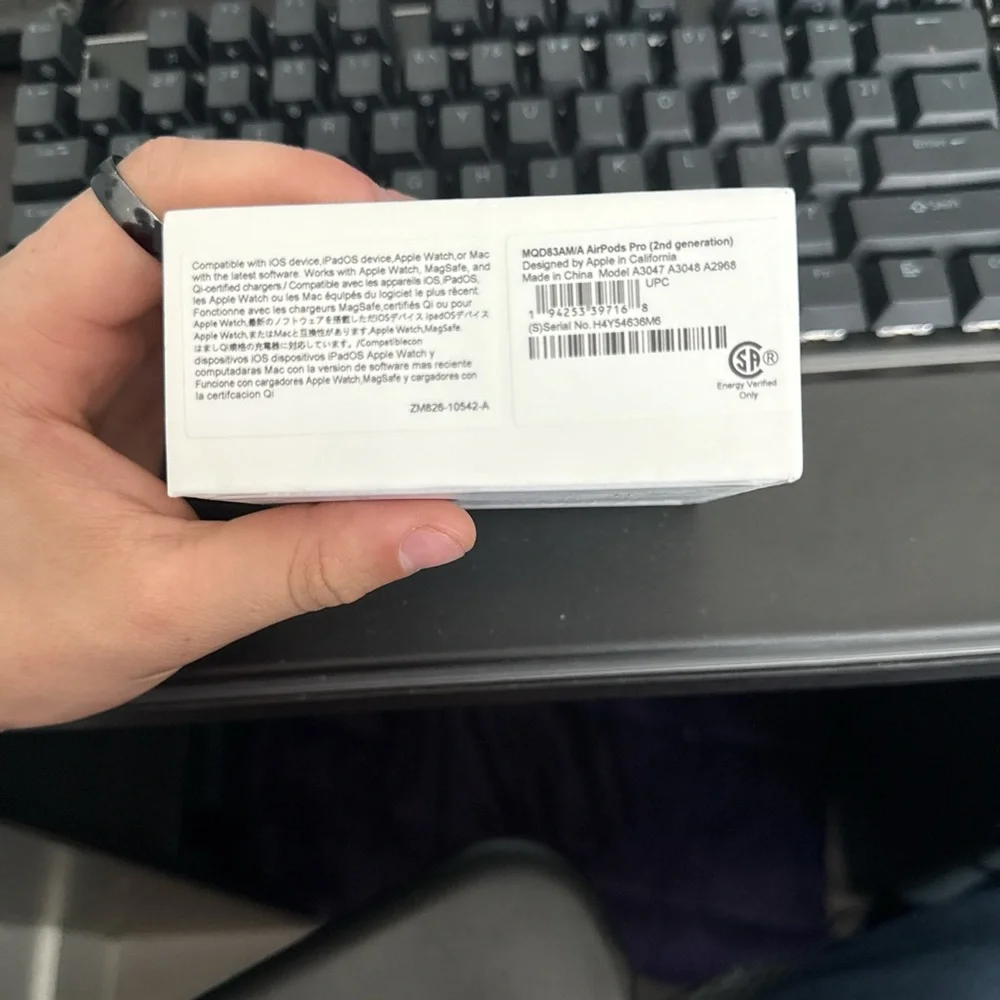 Apple AirPods with White Charging Case - Picture 2 of 4